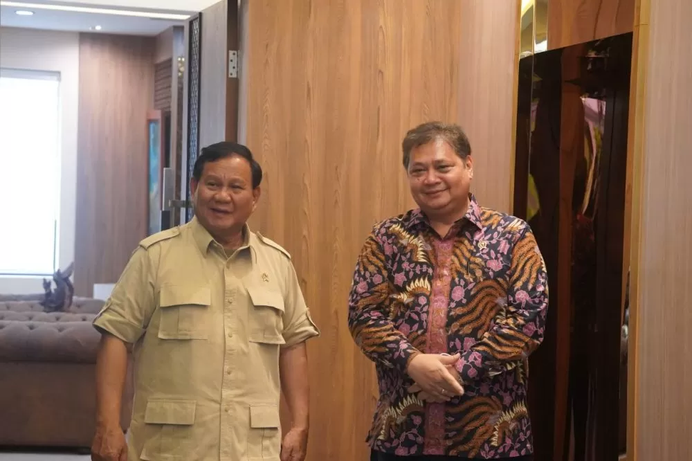 Pertemuan Menteri Koordinator Bidang Perekonomian, Airlangga Hartarto dan Menteri Pertahanan Republik Indonesia, Prabowo Subianto di Kantor Kemenko Perekonomian, Senin (19/09) sore di Jakarta. 