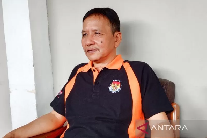 Ketua KPU Provinsi Jambi, Subhan saat diwawancarai.