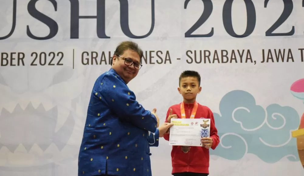 Menteri Koordinator Bidang Perekonomian Airlangga Hartarto menyerahkan penghargaan kepada pemenang dalam Kejurnas Wushu 2022 di Graha Universitas Negeri Surabaya, Selasa (20/09), 