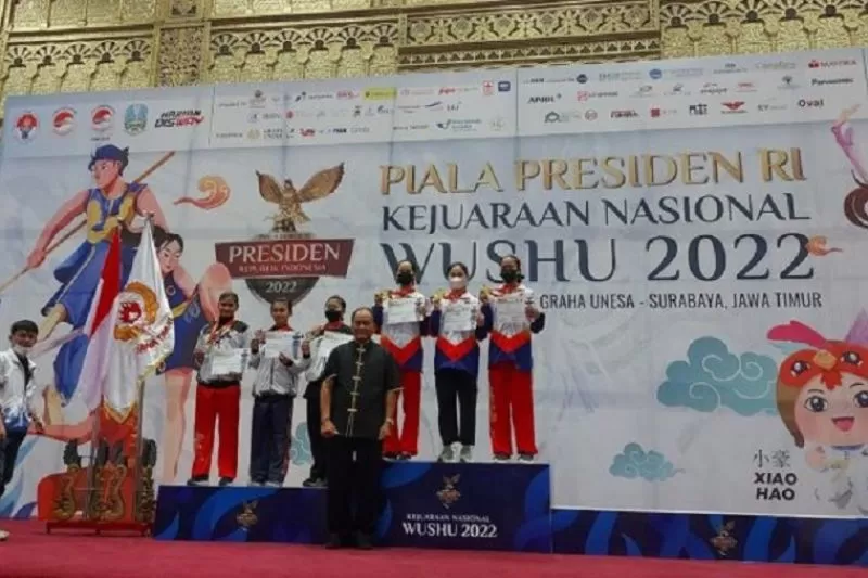 Atlet wushu Jambi Fatimah Putri Ramadhan saat menerima medali emas pada Kejurnas Wushu Piala Presiden 2022 yang digelar di Surabaya. 