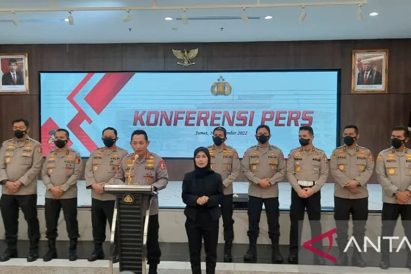 Kapolri Jenderal Pol. Listyo Sigit Prabowo didampingi pejabat utama Polri memberikan keterangan pers perkembangan kasus Ferdy Sambo yang memasuki tahapan pelimpahan tahap II (tersangka dan barang bukti) di Mabes Polri, Jakarta, Jumat (30/9/2022).