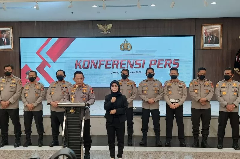 Kapolri Jenderal Pol. Listyo Sigit Prabowo memberikan keterangan pers penahanan Putri Candrawathi di Mabes Polri, Jakarta, Jumat (30/9/2022).
