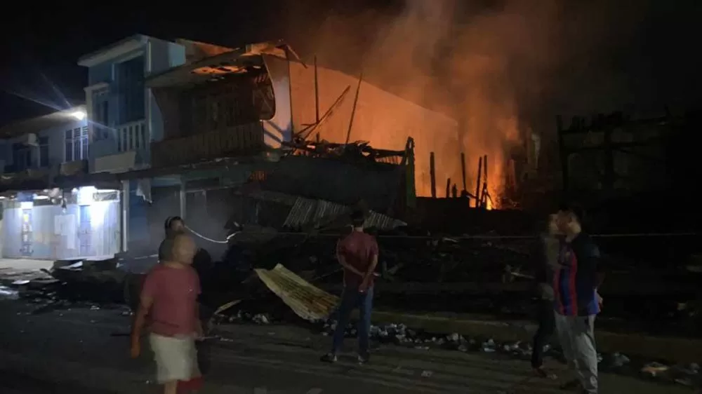 Kobaran api pada Jumat (28/10/2022) malam kembali muncul di lokasi kebakaran yang berada di RT 01 Kelurahan Tungkal IV Kota, Kecamatan Tungkal Ilir, Kabupaten Tanjabbar.