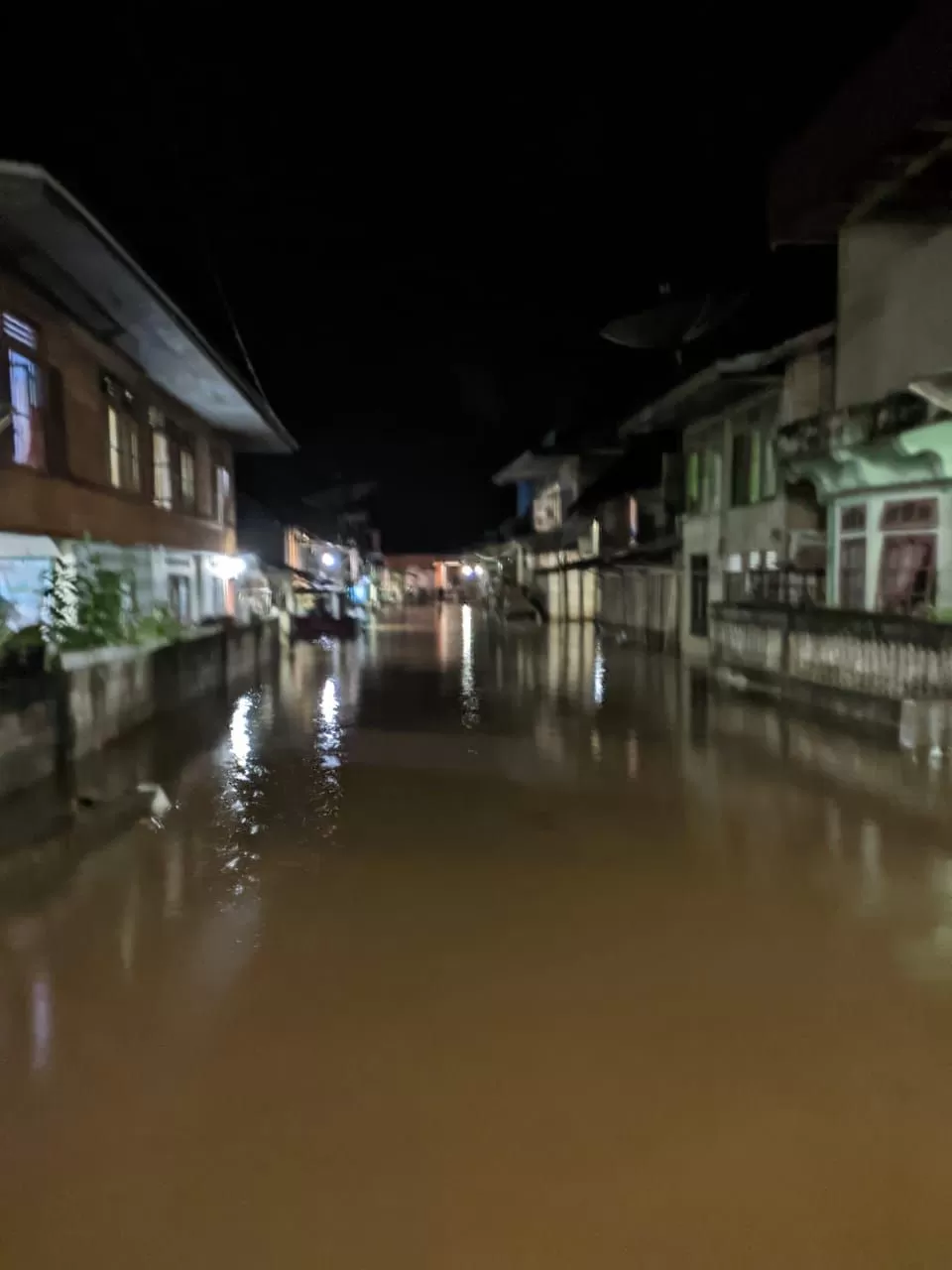 Hingga Minggu (30/10/2022) malam kawasan pemukiman warga Lempur, Kecamatan Gunung Raya, Kabupaten Kerinci masih direndam banjir.