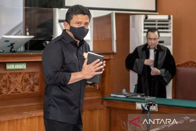 Terdakwa kasus pembunuhan Brigadir Nopriansyah Yosua Hutabarat (Brigadir J), Ferdy Sambo, memasuki ruangan untuk menjalani sidang lanjutan dengan agenda mendengarkan keterangan saksi dari Jaksa Penuntut Umum (JPU) di Pengadilan Negeri Jakarta Selatan, Selasa (1/11/2022). Dalam sidang tersebut JPU menghadirkan 12 orang saksi diantaranya orang tua Brigadir J, Samuel Hutabarat dan Rosti Simanjuntak. 