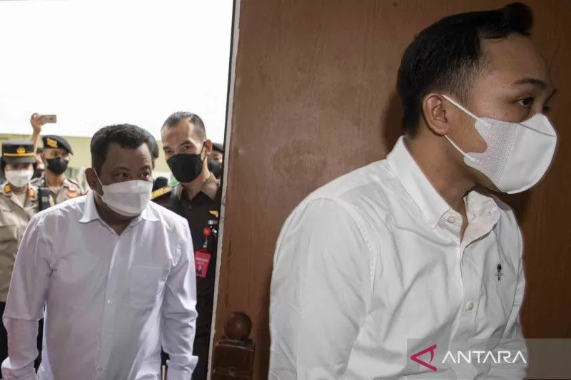 Terdakwa Ricky Rizal (kanan) dan Kuat Ma\'ruf (kiri) saat tiba untuk menjalani sidang lanjutan kasus pembunuhan berencana terhadap Brigadir Yosua di PN Jakarta Selatan. 