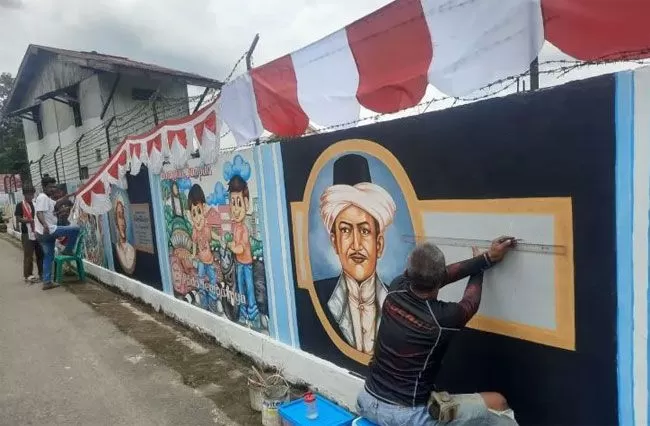 Seniman lokal melakukan aksi lukis mural wajah pahlawan nasional dan Jambi pada dinding tembok sepanjang 65 meter dalam rangka memperingati hari Pahlawan 2022.