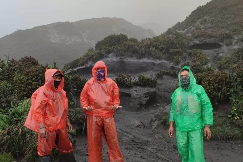 Tim dari Balai Besar TNKS yang ikut membersihkan jalur pendakian Gunung Kerinci yang tertutup abu vulkanik pada 8 hingga 9 November 2022.