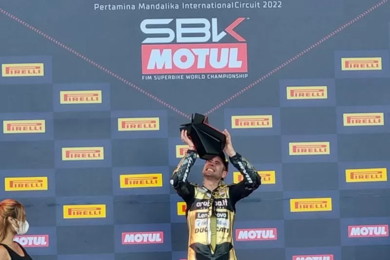 Pebalap asal Spanyol Alvaro Bautista mengangkat tropi juara dunia Motul World Superbike 2022 usai finis kedua pada balapan (Race) 2 di Sirkuit Mandalika, Lombok, NTB, Minggu (13/11/2022)