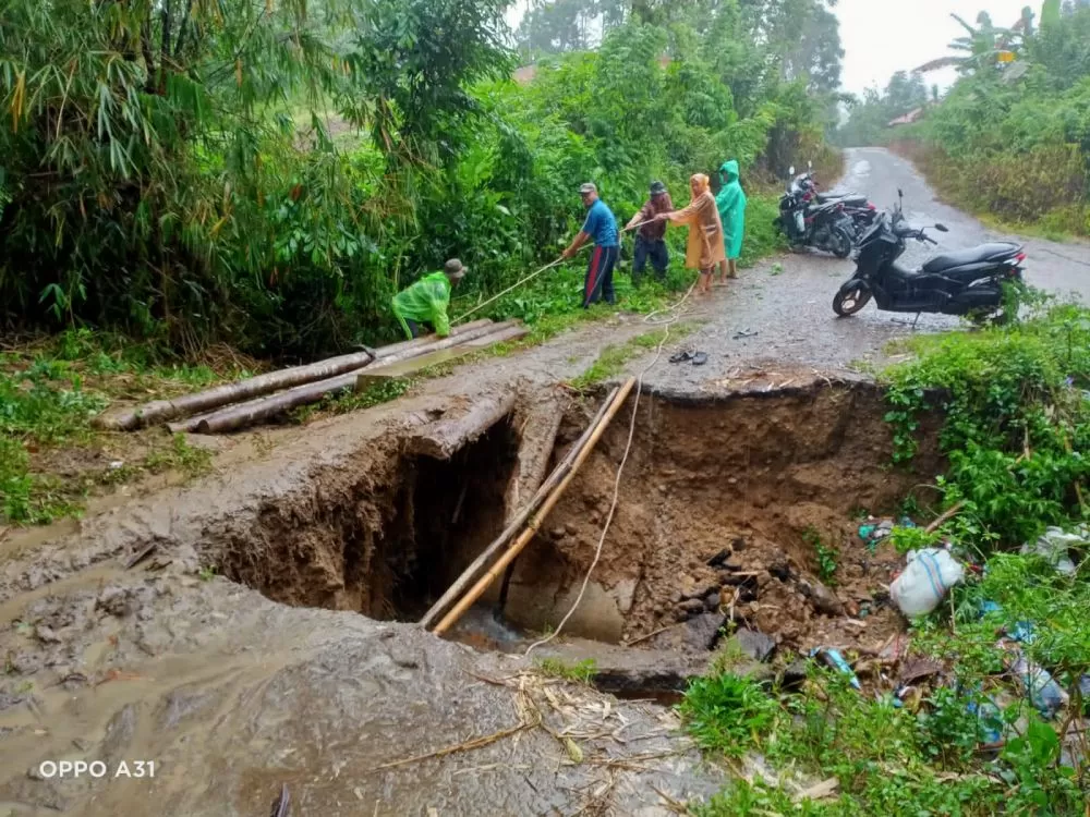 Jalan penghubung empat Desa Tanjungpauh, Kecamatan Danaukerinci Barat, Kabupaten Kerinci putus akibat diterjang banjir bandang