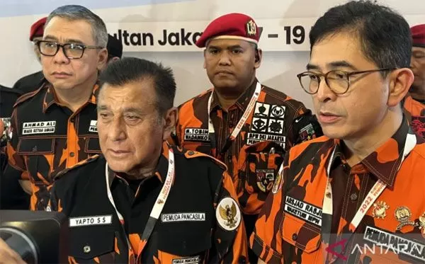 Ketua Umum Majelis Pimpinan Nasional Pemuda Pancasila, Japto Soerjosoemarno (depan tengah), memberi keterangan kepada wartawan di Jakarta, Jumat (18/11/2022). 