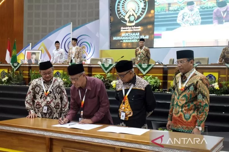 Ketua Umum PP Muhammadiyah Haedar Nashir (dua dari kiri) saat mendatangani jabatan sebagai Ketum usai ditetapkan dalkam Sidang Pleno VIII Muktamar 48 di Editorium KH Ahmad Dalan UMS, Minggu (20/11/2022)