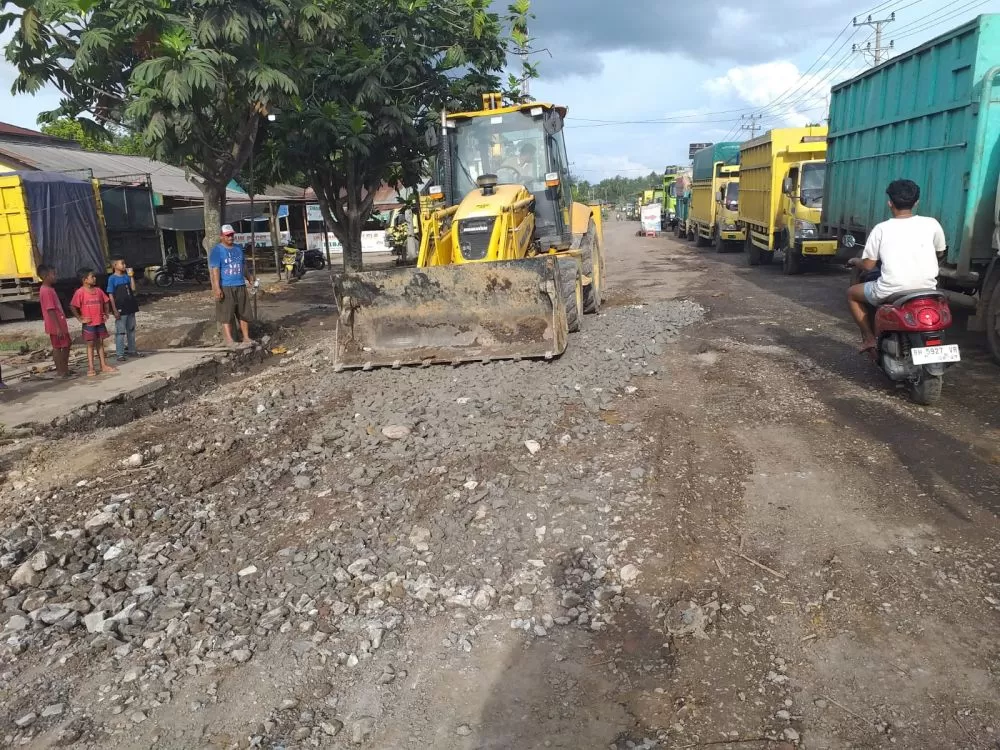Alat berat dikerahkan untuk memperbaiki kerusakan jalan di wilayah Kabupaten Batanghari, yang menjadi penyeban terjadinya kemacetan kendaraan