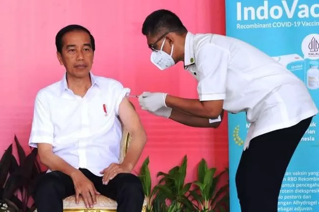 Presiden Joko Widodo mendapat suntikan vaksinasi COVID-19 \