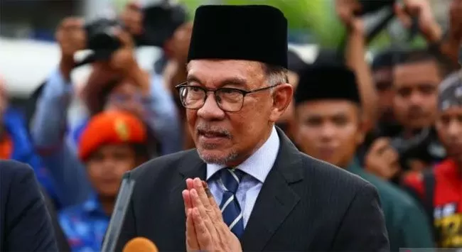 Ketua koalisi Pakatan Harapan Anwar Ibrahim memberikan keterangan pers usai menghadap Raja Malaysia di Istana Negara, Kuala Lumpur, Selasa (22/11/2022).