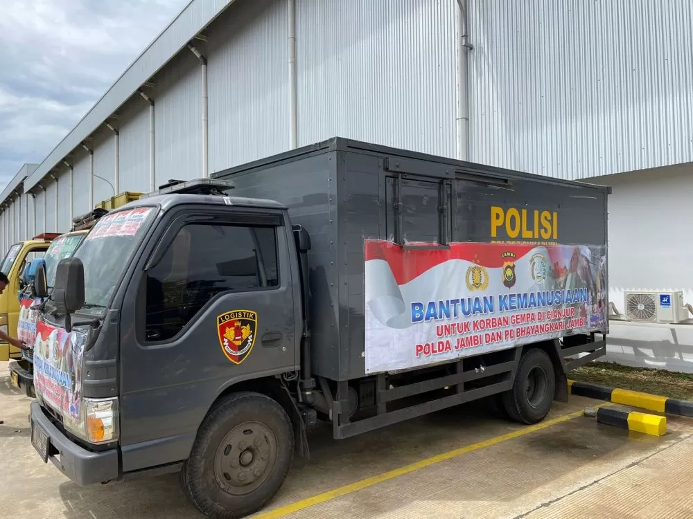 Truk pengangkut bantuan bagi korban gempa bumi di Cianjur dari Polda Jambi dan jajaran