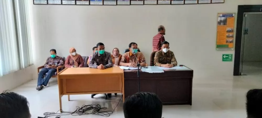 Direktur RSUD Raden Mattaher Jambi Herlambang memberikan keterangan pers terkait dugaan pelecehan seksual terhadap mahasiswi Unja oleh oknum ASN rumah sakit tersebut, Kamis (1/12/2022)