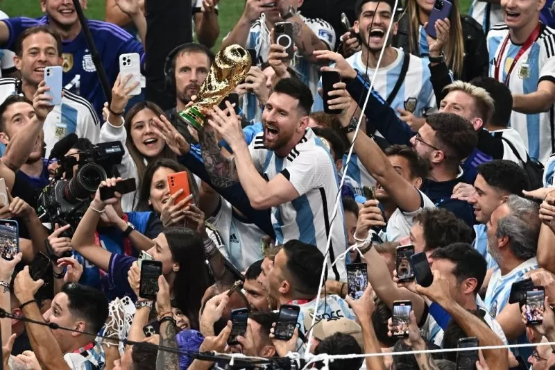 Kapten timnas Argentina Lionel Messi menggenggam trofi Piala Dunia dalam selebrasi bersama rekan-rekan satu tim setelah final Piala Dunia Qatar 2022 antara Argentina dan Prancis di Stadion Lusail, Qatar, 18 Desember 2022. 