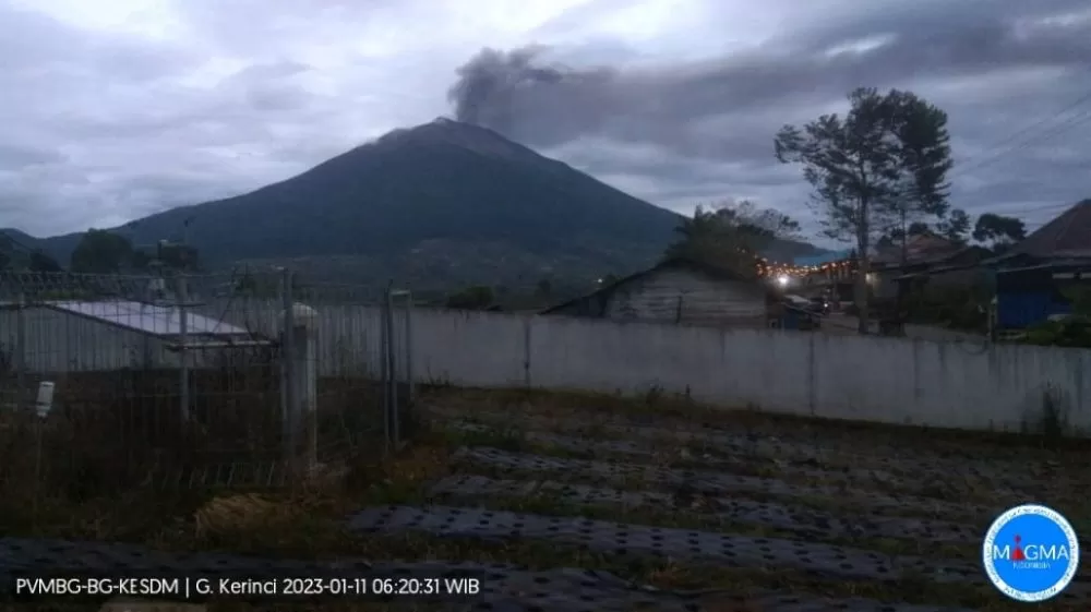 Gunung Kerinci kembali mengalami erupsi pada Rabu (11/1/2023) pagi