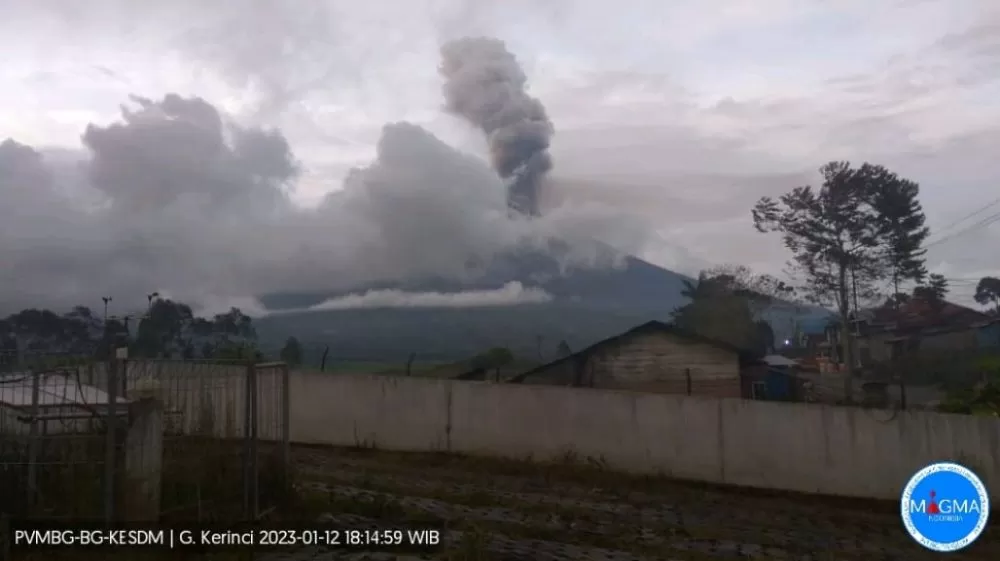 Gunung Kerinci pada Kamis (12/1/2023) sore kembali mengalami erupsi