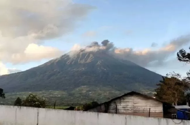 Gunung kerinci mengalami erupsi