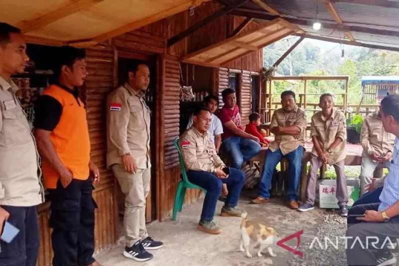 Tim BPBD Solok Selatan, Sumatera Barat, melakukan validasi dampak erupsi Gunung Kerinci di Letter W, Kecamatan Sangir, Kamis (12/1/2023)  