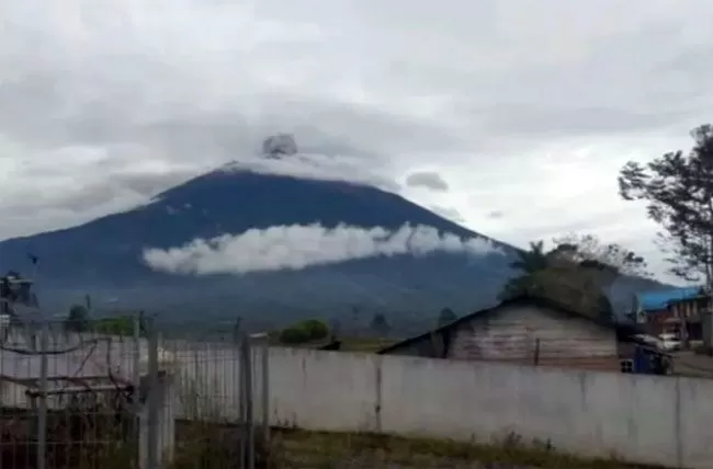 Gunung Kerinci masih mengalami erupsi hingga Jumat pagi dengan smeburan abu mencapai 400 meter.