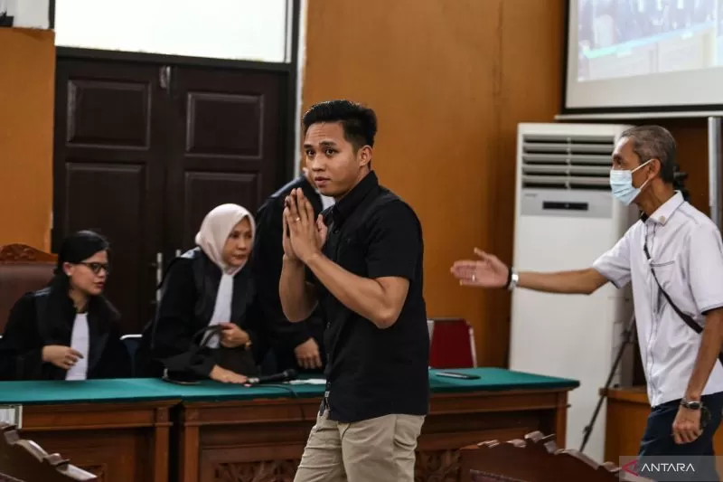 Terdakwa Richard Eliezer atau Bharada E menyapa pengunjung (kiri) usai menjalani sidang lanjutan dalam kasus pembunuhan berencana terhadap Brigadir Nopriansyah Yosua Hutabarat di Pengadilan Negeri Jakarta Selatan, Jakarta, Rabu (11/1/2023)  