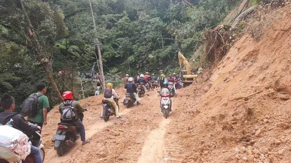 Bencana tanah longsor kembali terjadi di jalan lintas Sungaipenuh-Tapan, Sumatera Barat, Minggu (15/1/2023) 