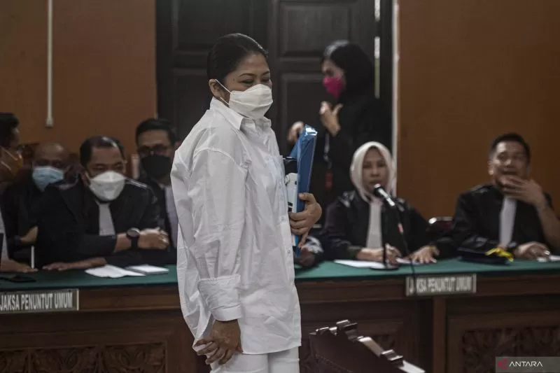 Terdakwa kasus pembunuhan berencana Brigadir Yosua Hutabarat, Putri Candrawathi (tengah), bersiap menjalani sidang dengan agenda pembacaan pledoi di Pengadilan Negeri Jakarta Selatan, Rabu (25/1/2023)