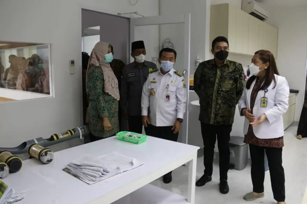 Gubernur Jambi Al Haris saat meninjau laboratorium patologi klinik terpadu RSUD Raden Mattaher Jambi