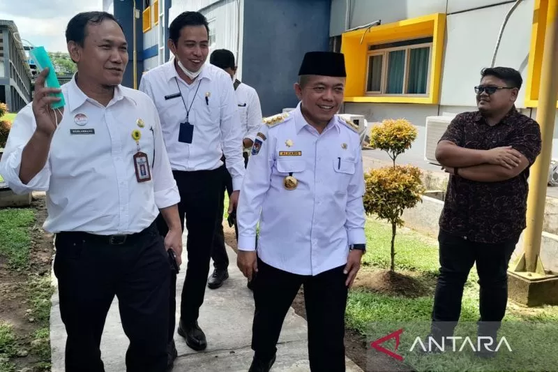 Gubernur Jambi Al Haris pakai peci yang didampingi Direktur RSUD Raden Mattaher Jambi dr Herlambang