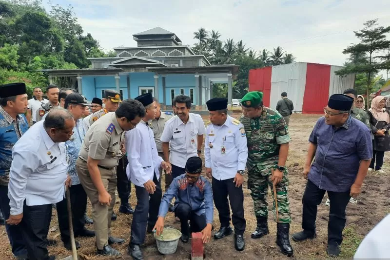 Gubernur Jambi Al Haris, Dandem 042/Gapu Brigjen TNI Supriono dan Kakanwil ATR/BPN Jambi Agustin Samosi saat memasang patok tanah pada pelaksaan program Gerakan Masyarakat Pemasangan Tanda Batas (Gemapatas) Jumat (3/2/2023)