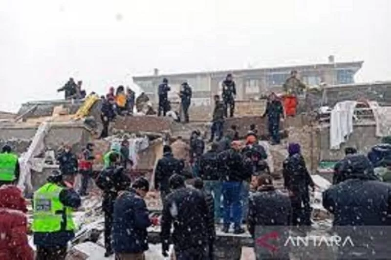 Para warga memeriksa bangunan-bangunan yang roboh akibat gempa bumi hebat di Malatya, Turki, Senin (6/2/2023).