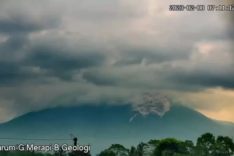 Gunung Merapi di perbatasan Provinsi Jawa Tengah dan Daerah Istimewa Yogyakarta meluncurkan awan panas guguran dengan jarak luncur sejauh 1,5 kilometer) ke arah Kali Boyong/ Antara/HO
