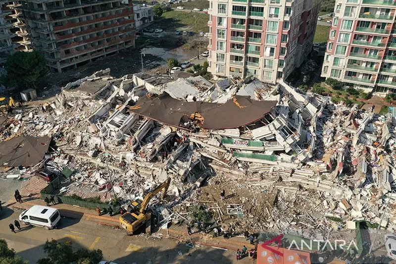 Pemandangan udara menunjukkan bangunan yang runtuh dan rusak setelah gempa bumi di Hatay, Turki 7 Februari 2023. ANTARA/REUTERS/Umit Bektas/pri. 