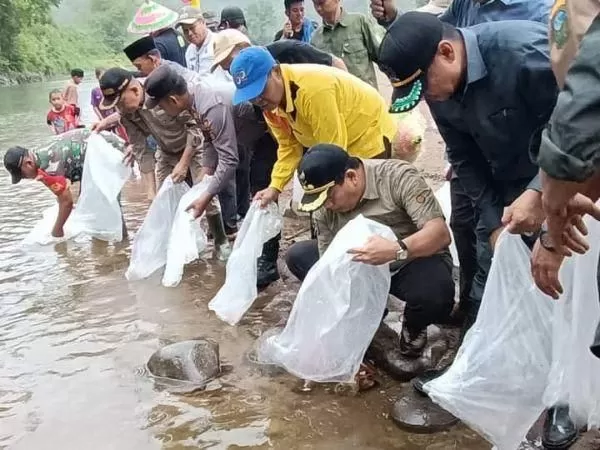 Penjabat (Pj) Bupati Sarolangun Henrizal melepas ribuan bibit ikan nilam dilubuk larangan Desa Bathin Pengambang, Kecamatan Batang Asai beberapa waktu lalu, Senin (13/2/2023).