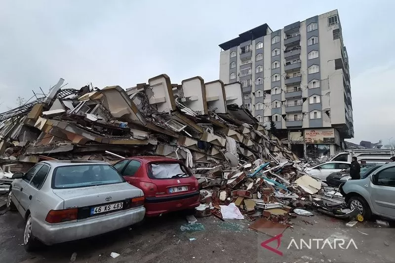 Kondisi kerusakan bangunan pascagempa bumi dahsyat mengguncang Turki, Senin (6-2-2023). 