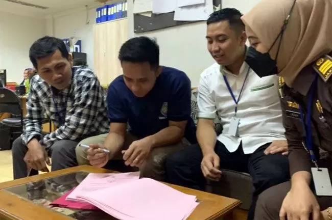 Dokumentasi - Bharada Richard Eliezer (tengah) didampingi kuasa hukum dan jaksa penuntut umum saat menandatangani administrasi pelaksanaan eksekusi di Lapas Kelas IIA Salemba, Jakarta Pusat, Senin (27/2/2023). 