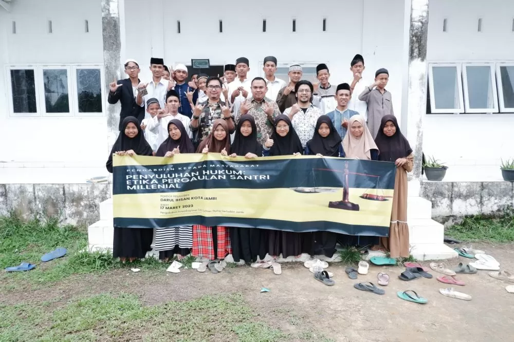 Komunitas dosen muda UIN STS Jambi melaksanakan kegiatan penyuluhan hukum di Pondok Pesantren Darul Ihsan, Kota Jambi, Jumat (17/3)/ Metrojambi.com/ Ichsan