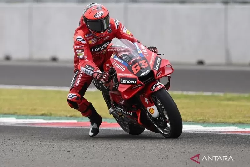 Arsip - Pebalap Ducati Lenovo Team Francesco Bagnaia memacu kecepatan sepeda motornya pada hari kedua tes pramusim MotoGP 2022 di Pertamina Mandalika International Street Circuit, Lombok Tengah, NTB, Sabtu (12/2/2022)