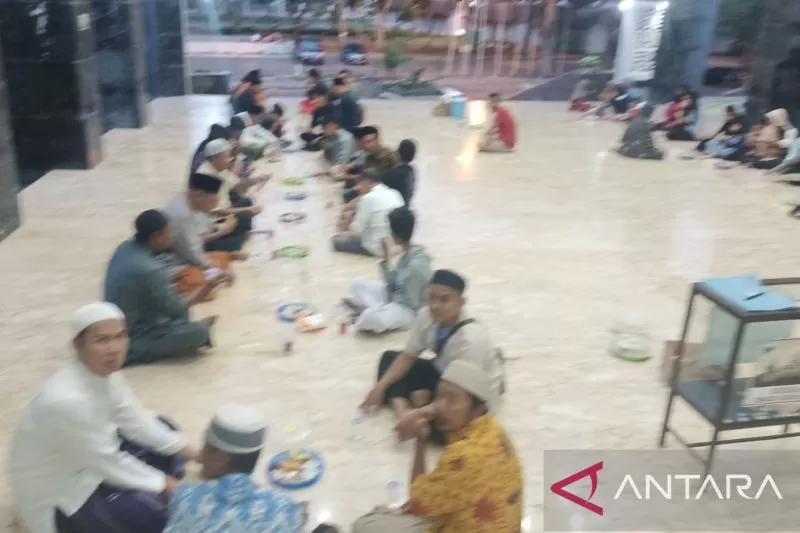Sejumlah jamaah saat sedang melakukan berbuka puasa di masjid Kubah Intan Kalianda