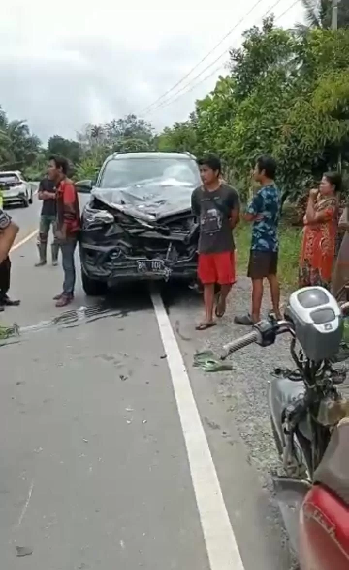 Mobil yang ditumpangi Wakil Ketua DPRD Tanjab Barat Syafril Simamora alami kecelakaan di Tanjab Timur