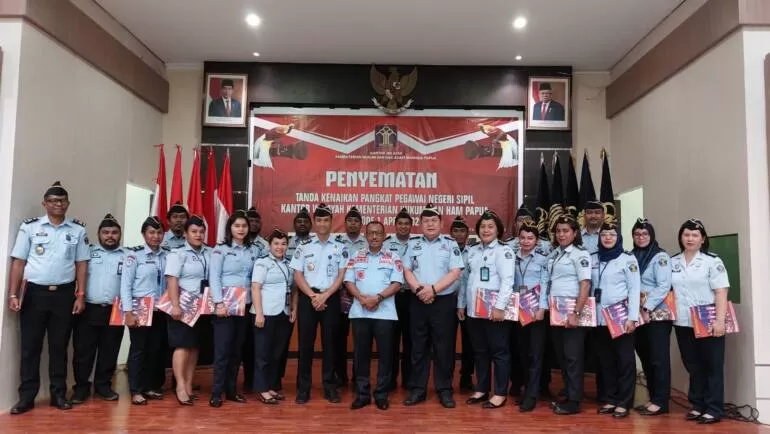 Resmi 23 PNS Kanwil Kemenkumham Papua Terima Tanda Pangkat dan ...