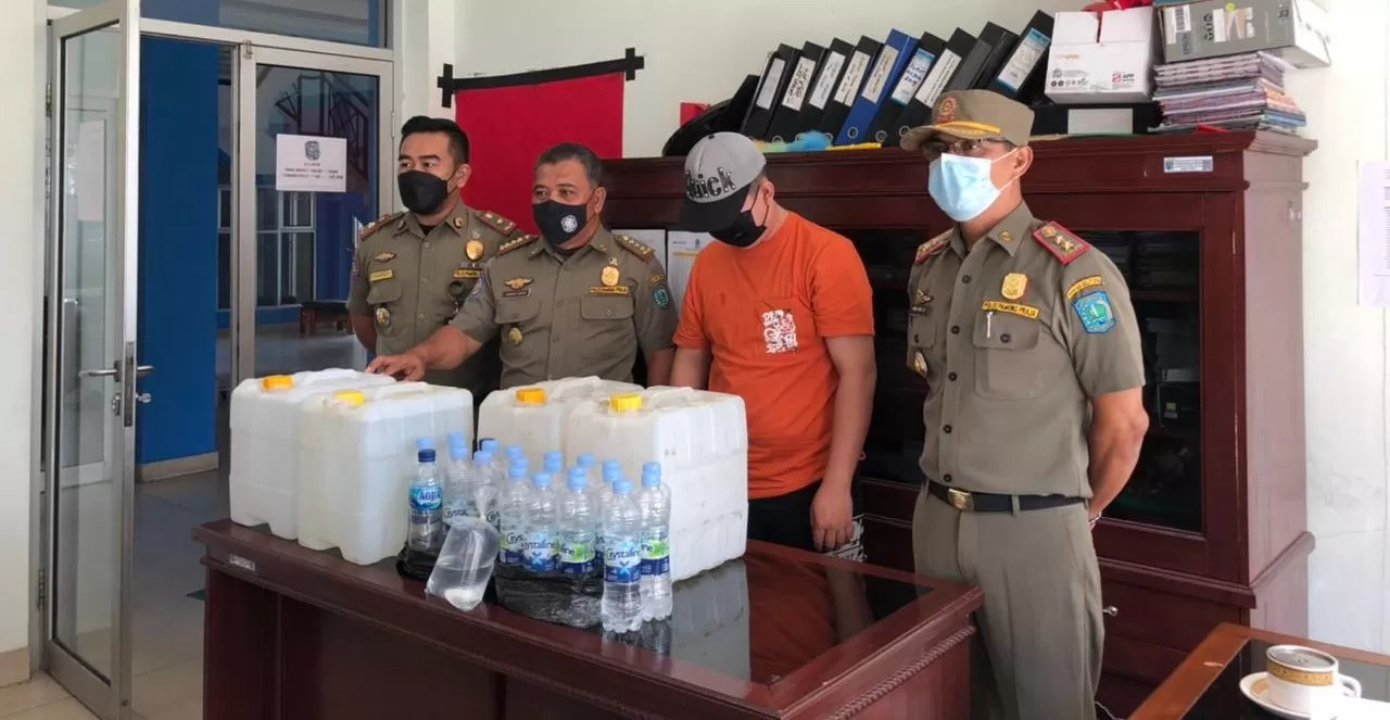 Satpol PP Sempat Pergoki Ada yang Membeli Arak 60 Liter Arak