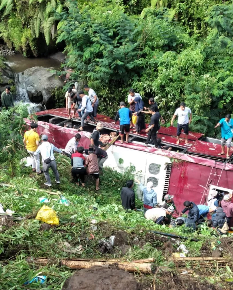 Bertambah, Korban Tewas Kecelakaan Bus Masuk Sungai Di Guci Jadi 2 ...