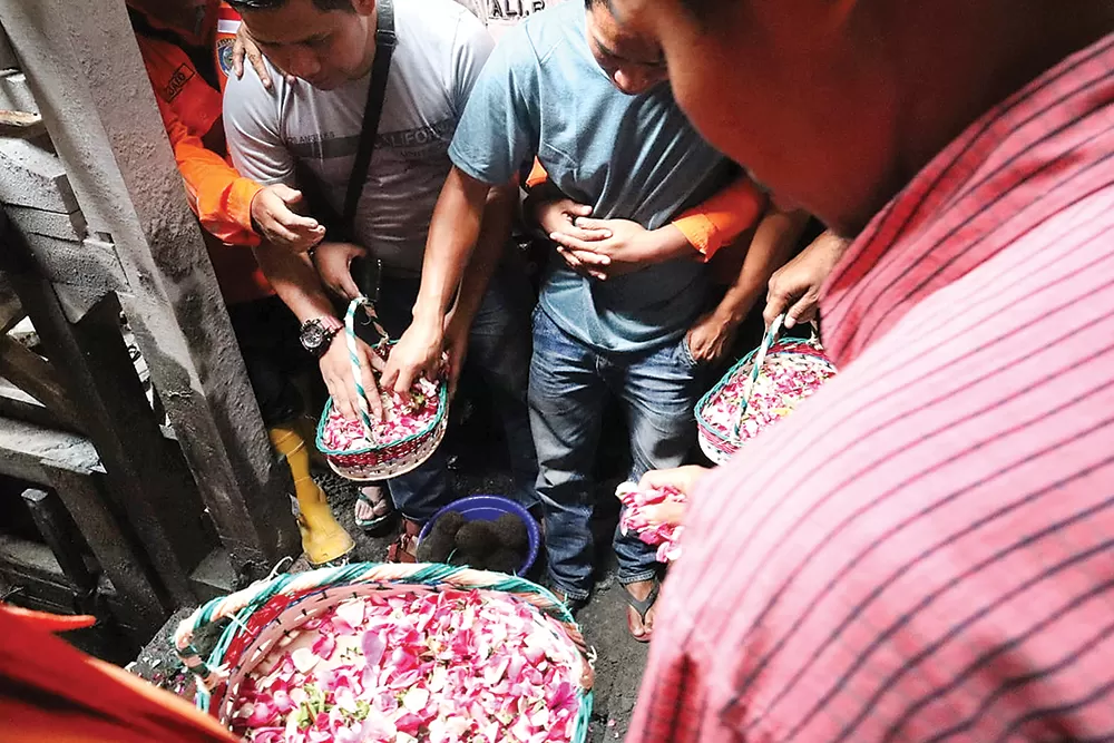 Operasi Evakuasi 8 Penambang Ditutup, Tim SAR Tabur Bunga Di Atas ...