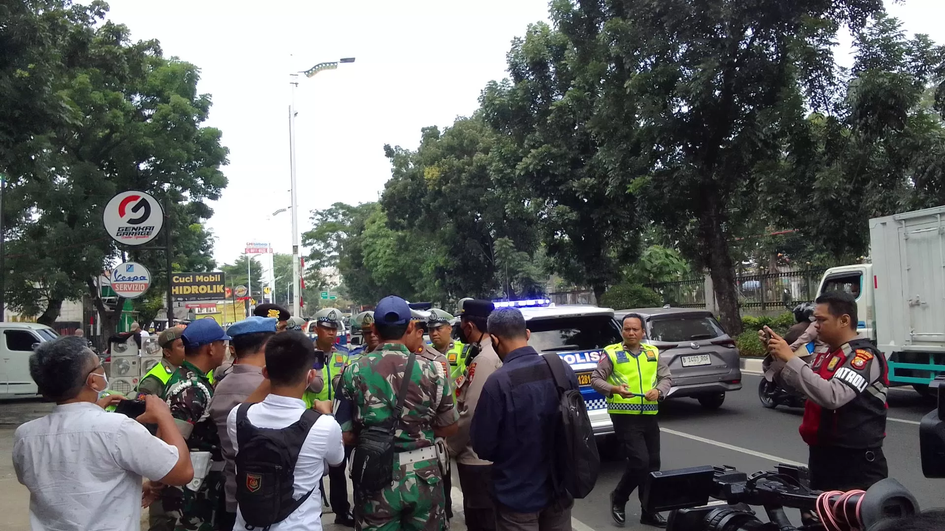 TKP Truk Tabrak Sepeda Motor Lawan Arah Di Lenteng Agung Dijaga Polisi ...