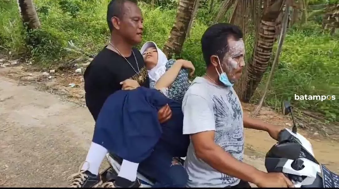 Foto tangkapan layar video masyarakat. Salah seorang siswa pingsan usai terkena dampak gas air mata dalam kericuhan di Jembatan 4, Rempang, Batam, Kamis (7/8). (Dok. Batam Pos)