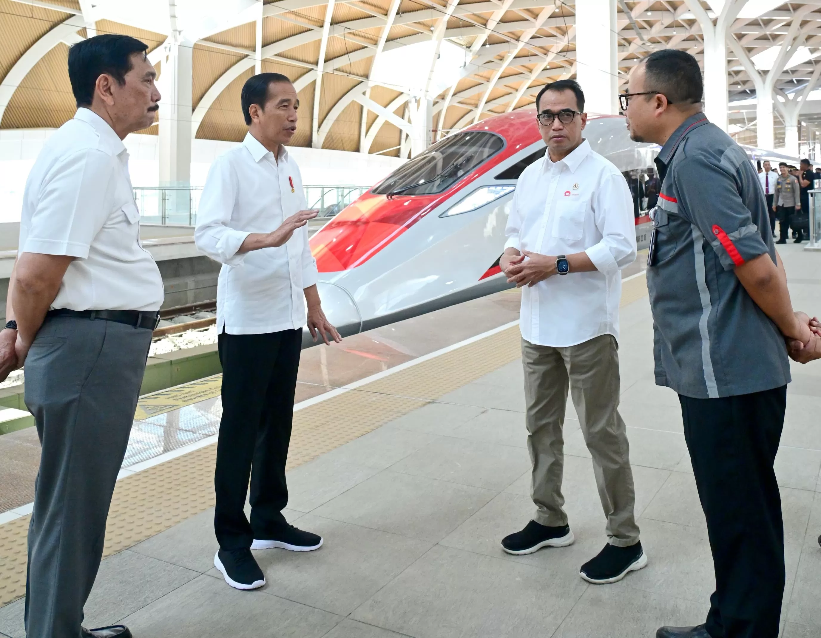 Pertama Kali Jajal KA Cepat Jakarta-Bandung, Jokowi: Kecepatan 350 Km ...